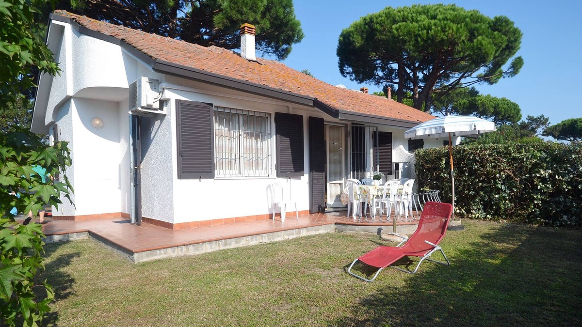 Lido delle Nazioni House | Renovated villa on the ground floor with large garden in exclusive area