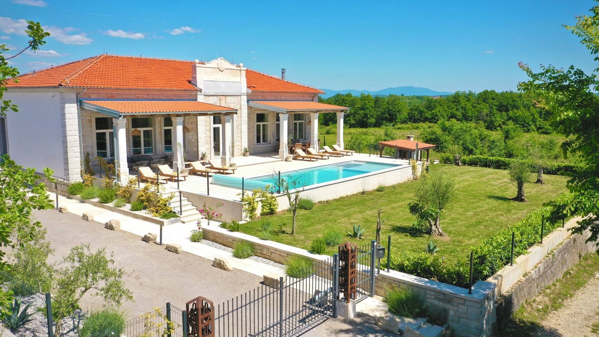 Vranje Selo Villa | Renovierte Historische Schule in Weinbergen und Olivenhainen