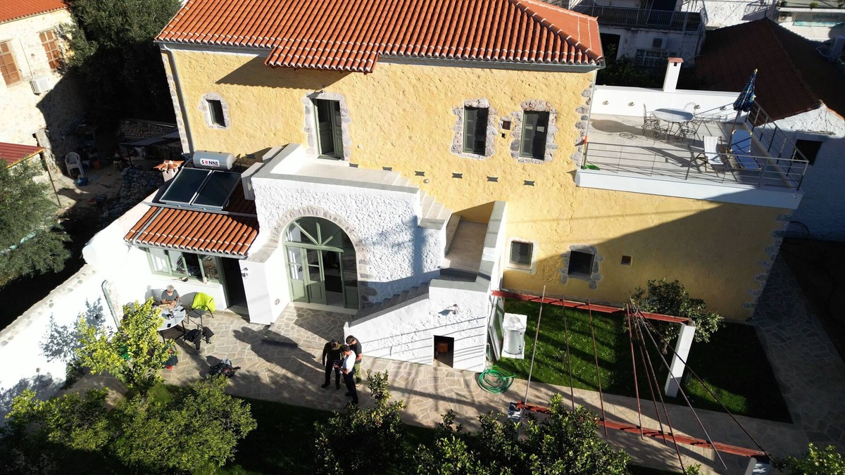 Leonidio Apartment | Renoviertes Steinhaus im Zentrum von Leonidion mit Zwei Wohneinheiten