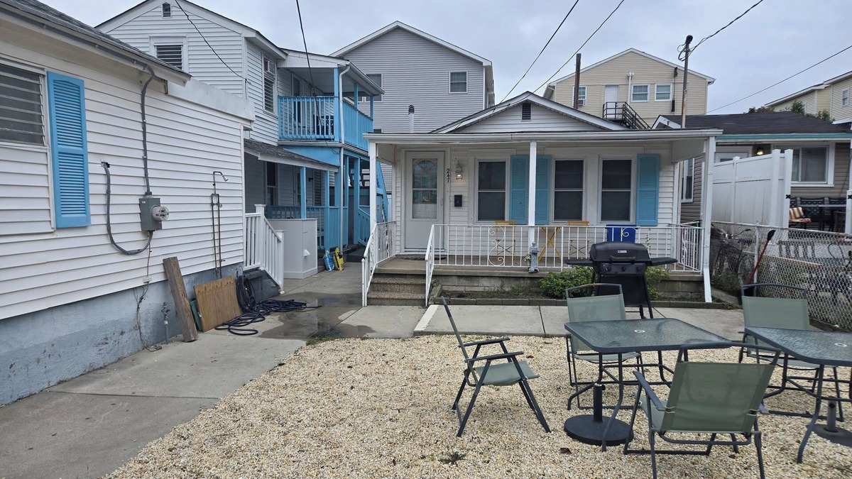 Wildwood House | Rent 18 + 3 bedroom home 1 block from beach n b.w. senior week, country fest etc