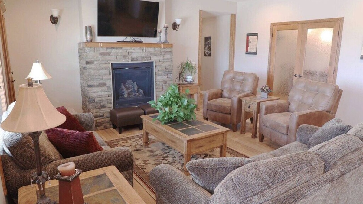Heyburn Hotel | Rent 8, 9, 10 or 11 rooms with group kitchen, living & dining areas.