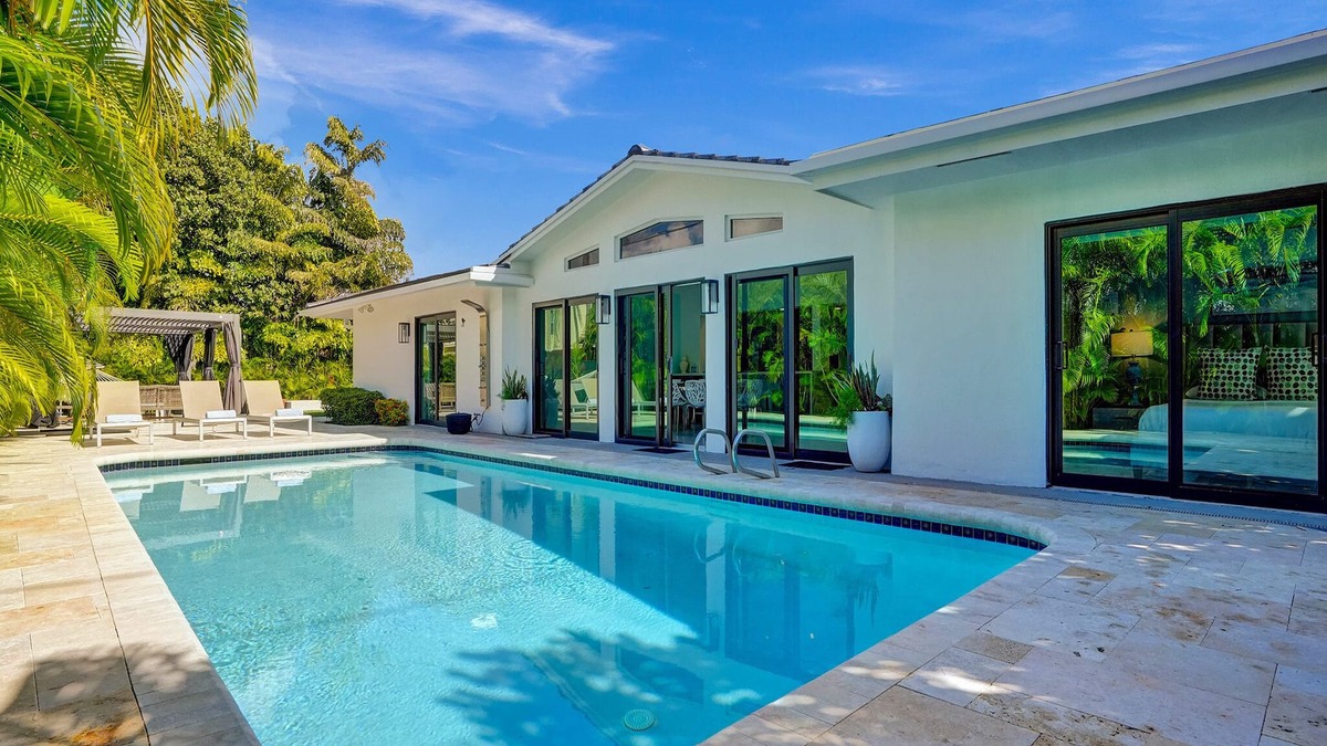Landings House | Rent Luxe 5 Star 5 Bed + Heated Pool + All New Pool Lounge Area Stunning!