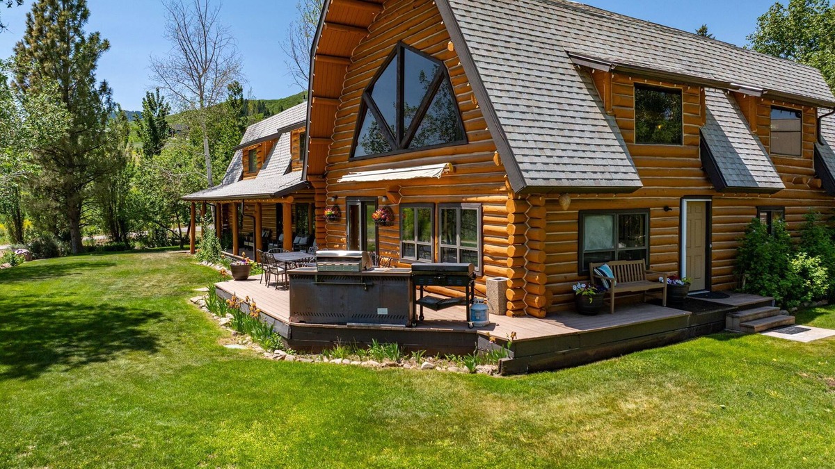 Eden Cabin | Rent the Snowberry Inn-Large kitchen & Gathering room Ensuite bath in all rooms