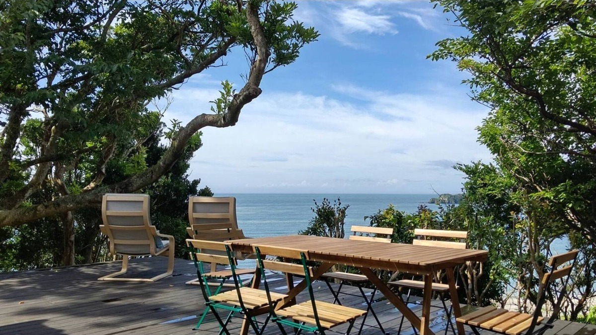 Katsuura House | Rental building BBQ Drum bath A house on a hil / Katsuura Chiba