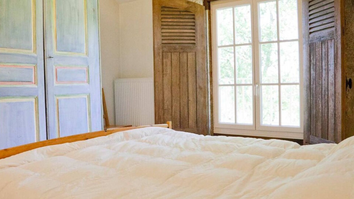 Joyeux Apartment | Rental-Gîte La Botte-Designer-Park view-Ensuite with Bath