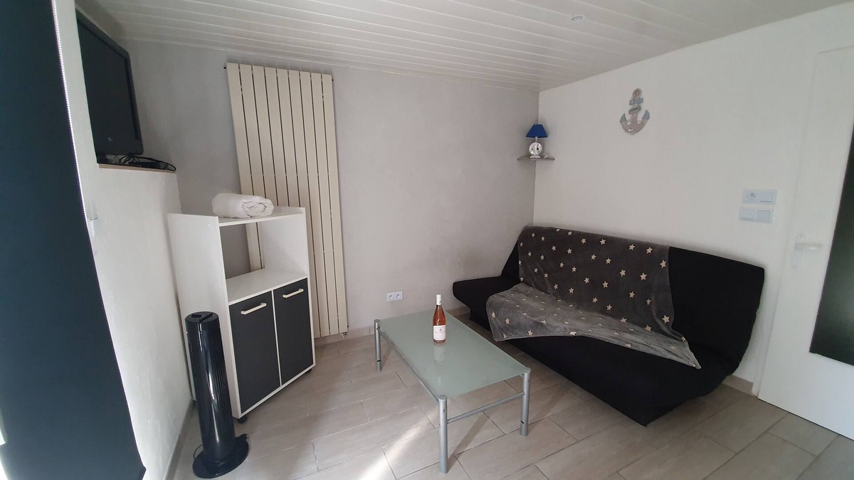 Brem Sur Mer Apartment | Rental T1 30m2 with Terrace in Brem Sur Mer: 2km from the beach