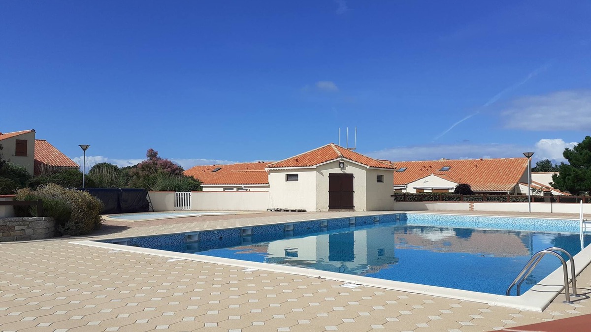 Brem Sur Mer House | Rental with heated swimming pool 800m from the sea