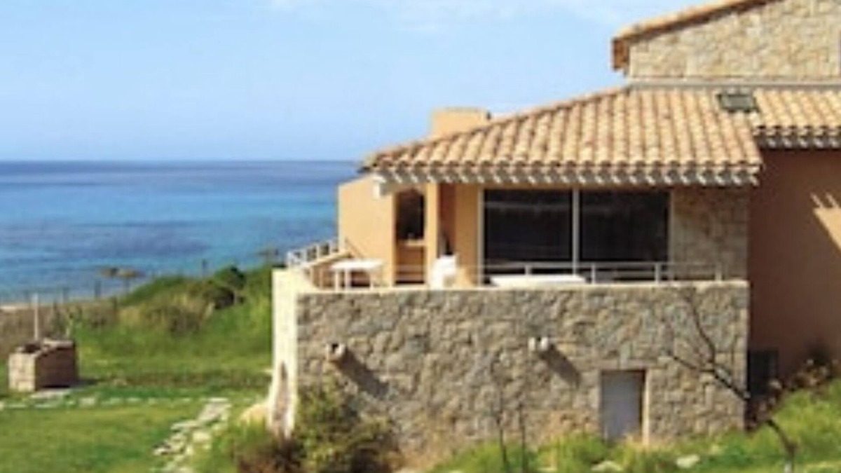 Tizzano Apartment | RESIDENCE FIORAVANTI 2 Apartments 2/4 pers. Garden level FEET IN THE WATER