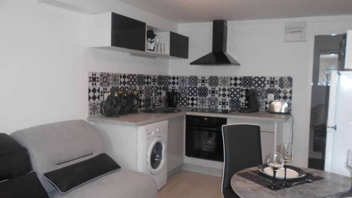 Chateauroux Apartment | Residence Valissou - Black and white apartment decoration