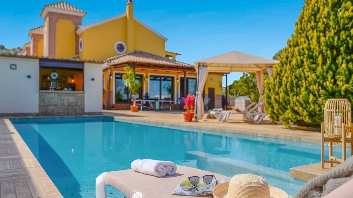 Puente Genil Villa | Residencial Las Torrecillas, Casa 15 Puente Genil by Ruralidays