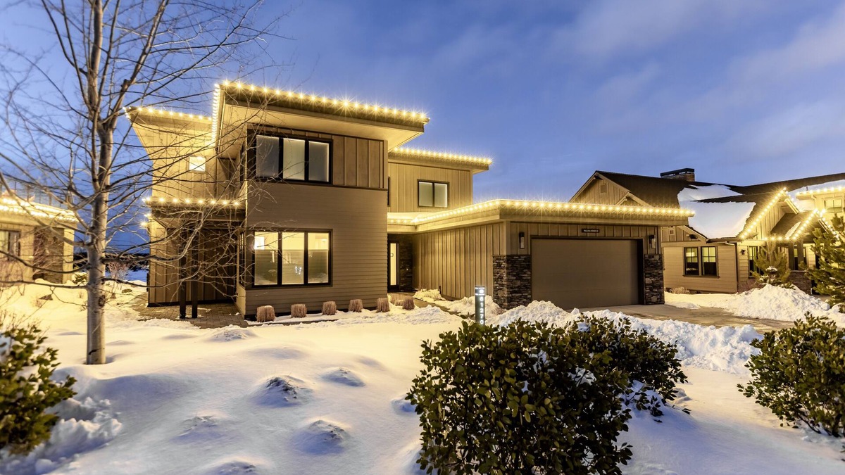 Bend House | Resort amenities ~ mtn, golf views ~ hot tub ~ ample parking ~ concert shuttle