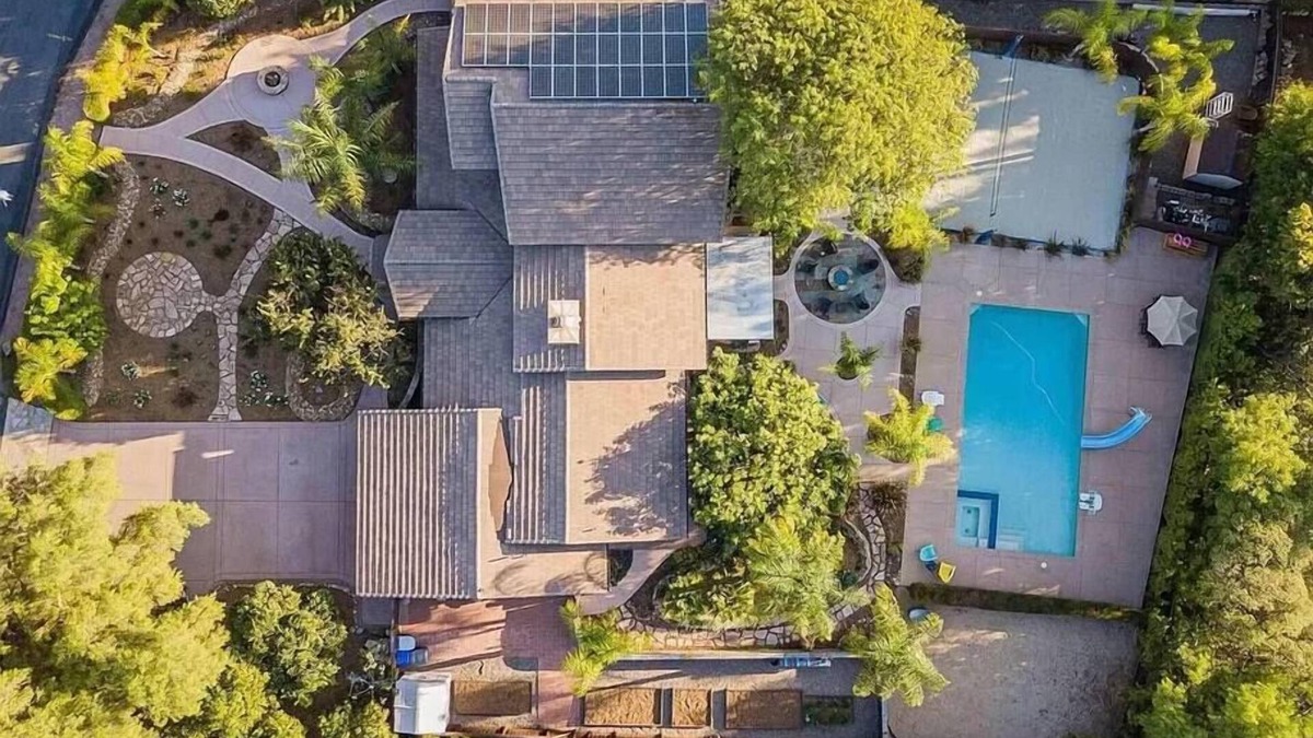 Lake Hodges House | Resort-Style 5 BR Retreat in Lake Hodges W Pool, Jacuzzi, Grill, Volleyball Cour
