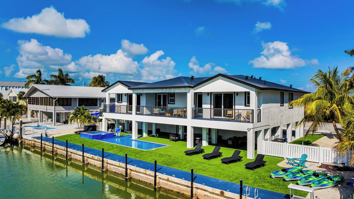 Marathon House | Resort-Style Beach House Paradise 6 BR Suites Pool & Heater with Ice-machine