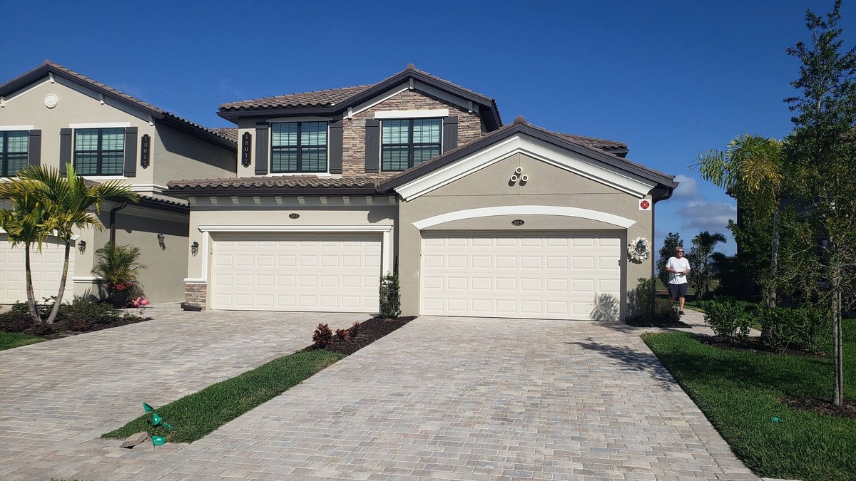 Braden River House | Resort style coach home great for families or couples.