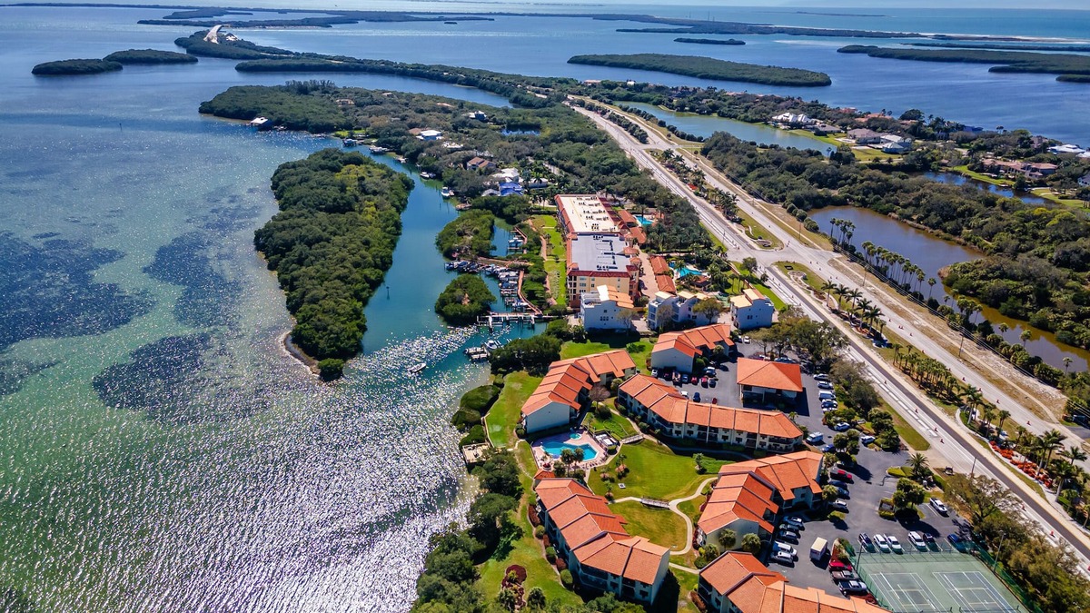Tierra Verde Apartment | Resort style Living 1/1 Condo with pool and 10 mins to the Beach