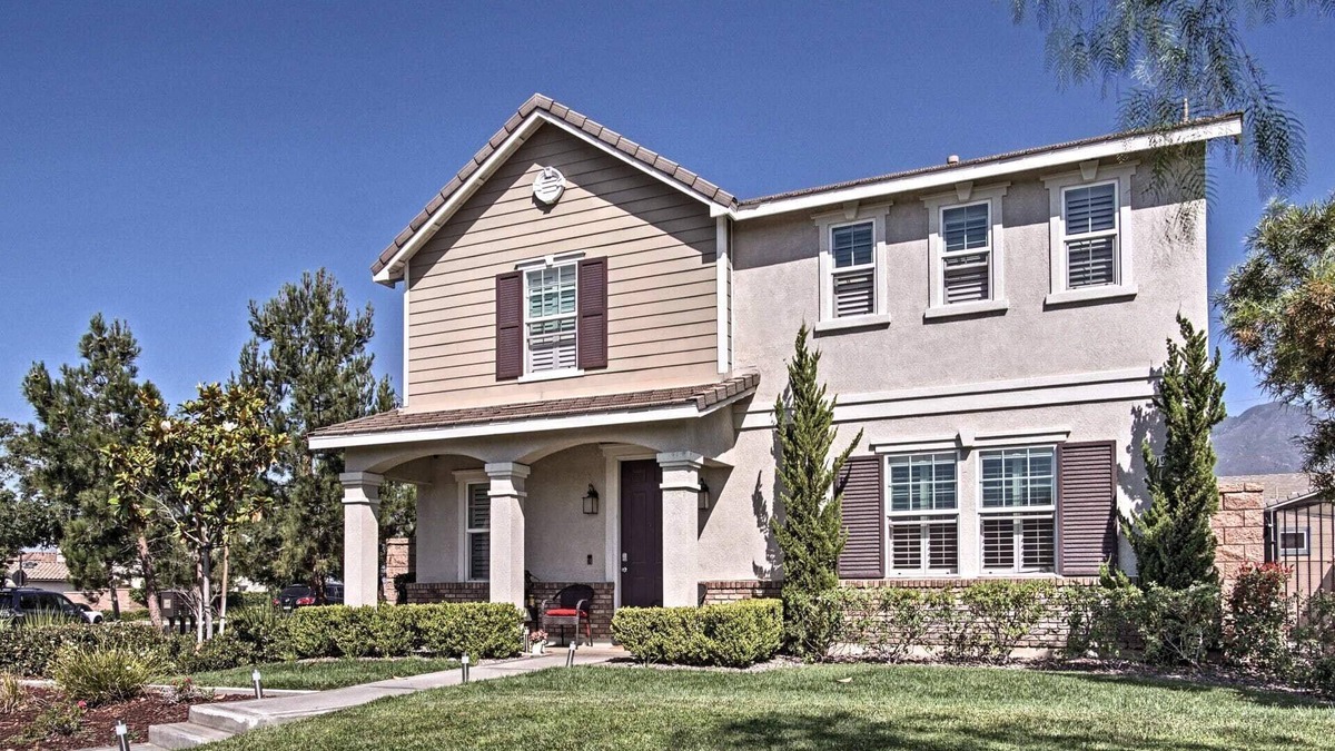 Fontana House | Resort style living with fitness and sport courts for vacations or professionals