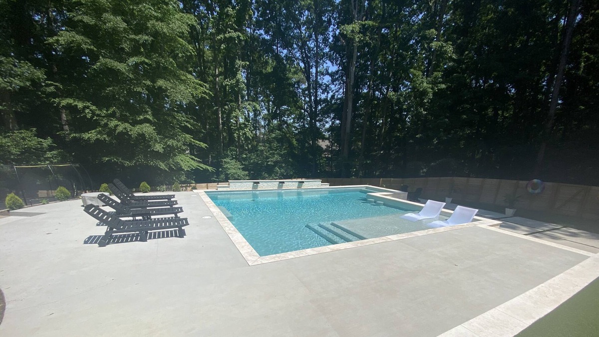 Providence Plantation House | Resort Style Pool in Boho mini mansion, 5 beds, TWO primary en-suites!