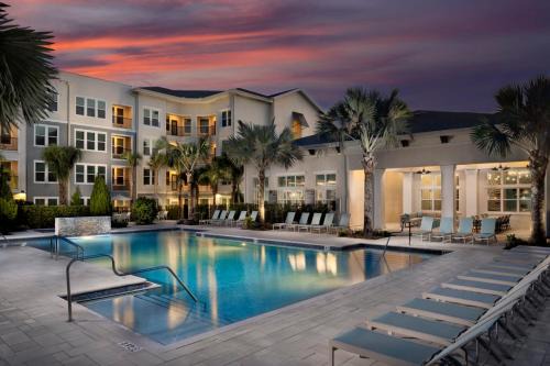 Temple Terrace Apartment | Resort Style - POOL View - HOTUB - Moffitt - Pet - Mid Term Rental - Gated - Gym - Wifi - USF - Elevators - Long Stay - WT1