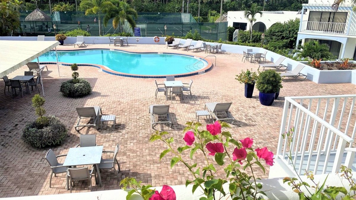 Central Naples Condo | Resort style vacation, 2BR/2BA condo in the heart of Naples: 8min to the beach