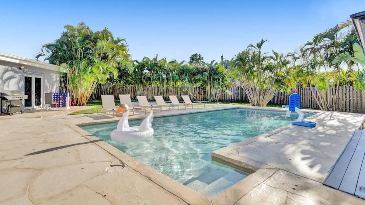 Lighthouse Point Villa | Resort Villa 6BR Heated Pool Beach Volleyball Game Room Mini Golf