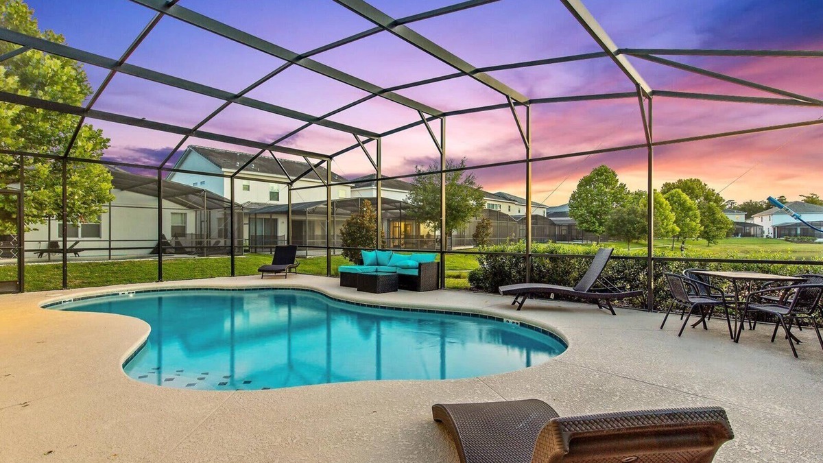 Kissimmee House | Resort w/Heated Pool + 9MI to Disney +Lake Front