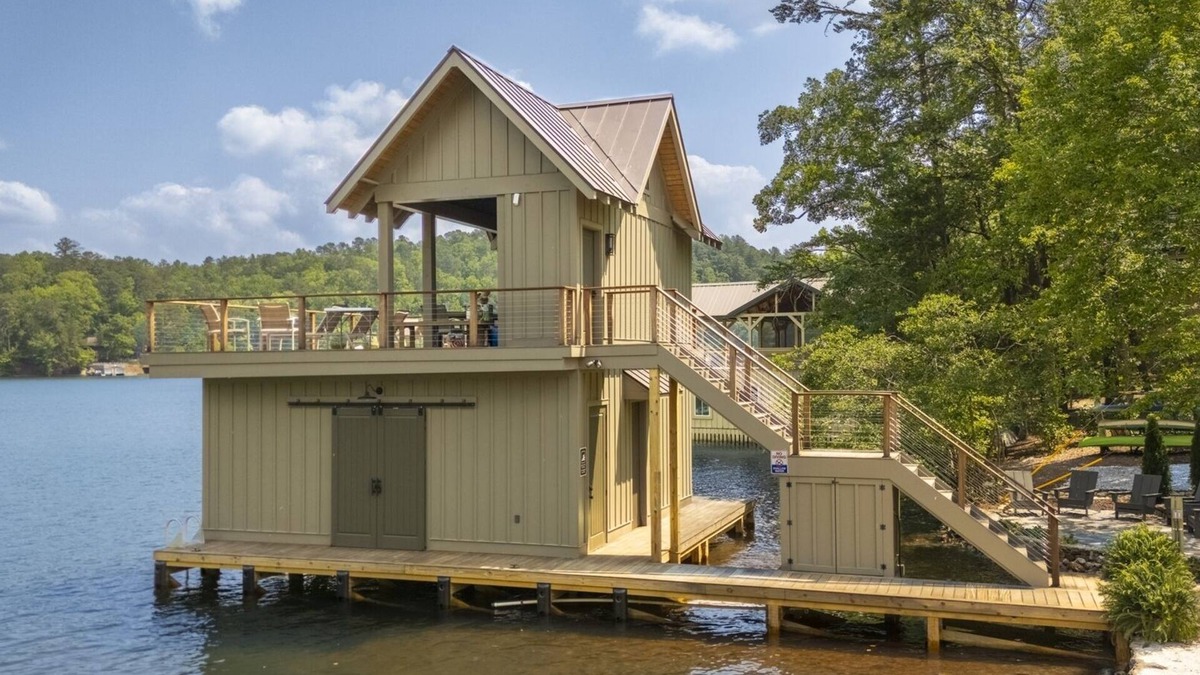 Tiger House | Rest Ashored - Fantastic Lake Burton home 250 yard walk/ride to lake &
