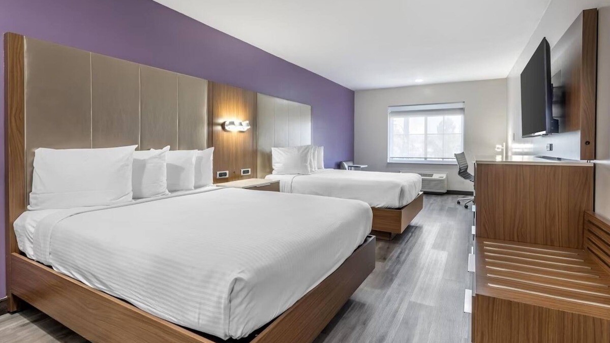 Inglewood Hotel | Rest Easy With Mood Lighting in Cozy Room Near Santa Monica Beach
