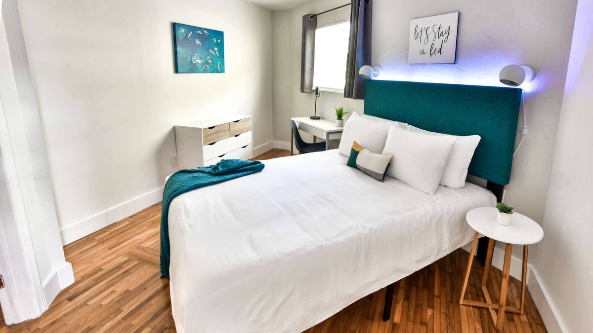 The Roads Condo | ✨Rest + EAT + SHOP | NEW ONE BEDROOM PLUS FREE PARKING