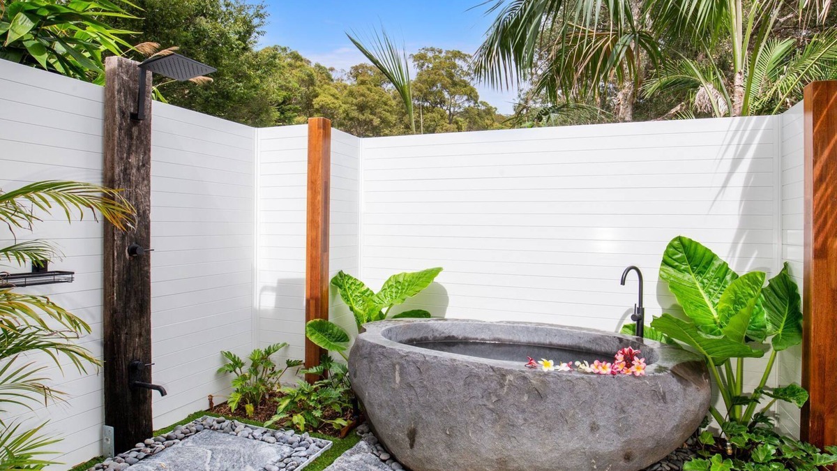 Umina Beach House | Rest - Pet Friendly with Outdoor Bath - 3 Mins Walk to Beach