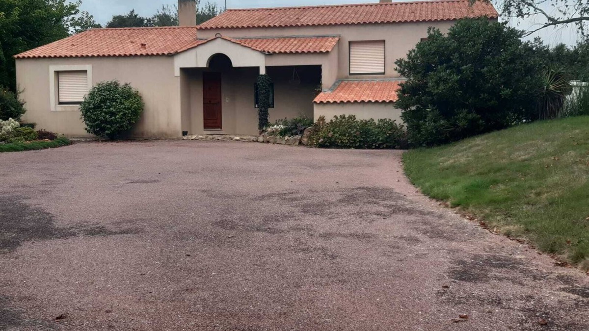 Les Clouzeaux House | Restful and secure country house
