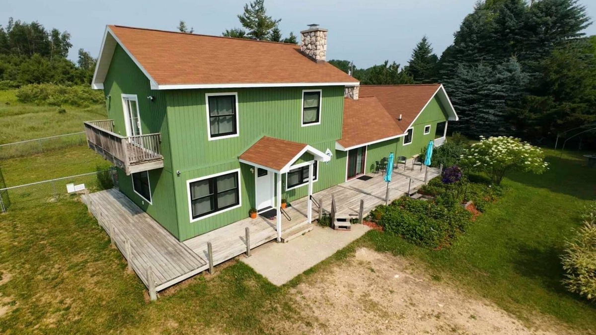 Levering House | Restful Rural Retreat in Bliss-between Mackinaw City and Petoskey