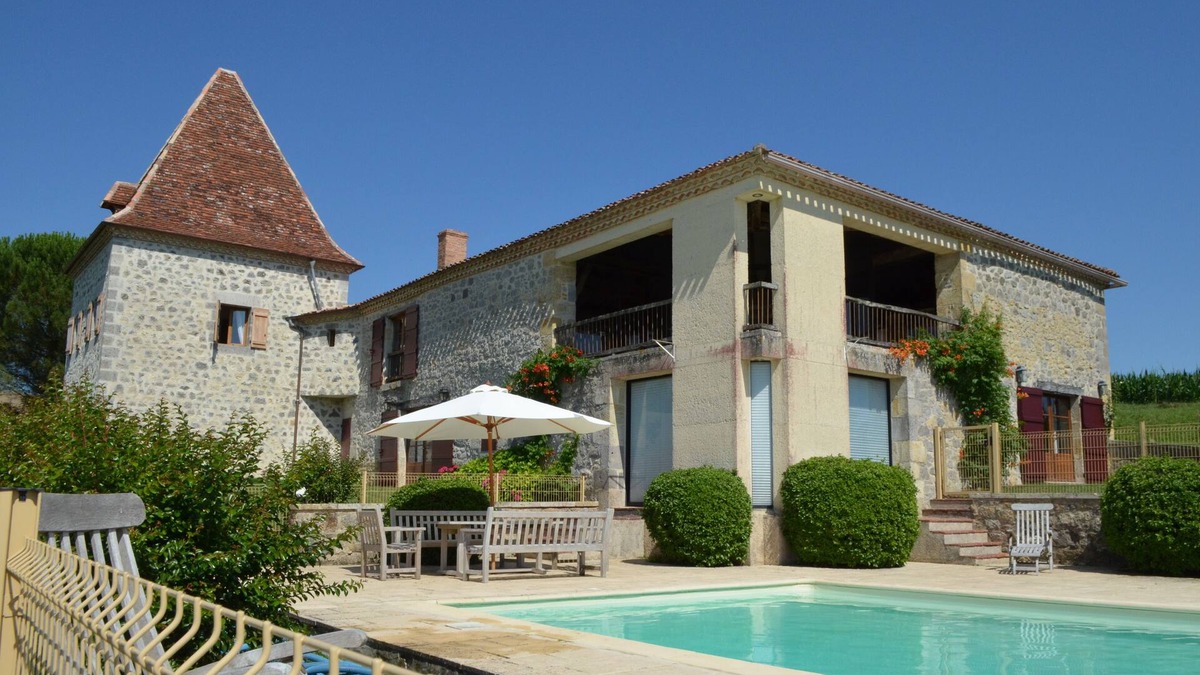 Francescas House | Restored 18th century farmhouse with swimming pool and tennis court. Large view.