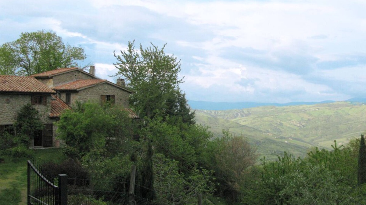 Abbadia San Salvatore House | Restored farmhouse on the Tuscan hills