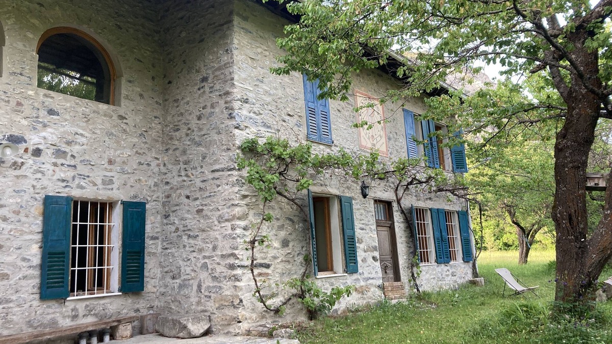 Les Thuiles House | Restored farmhouse with large garden near Barcelonnette