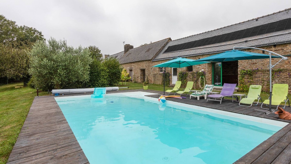 Querrien House | Restored farmhouse with swimming pool