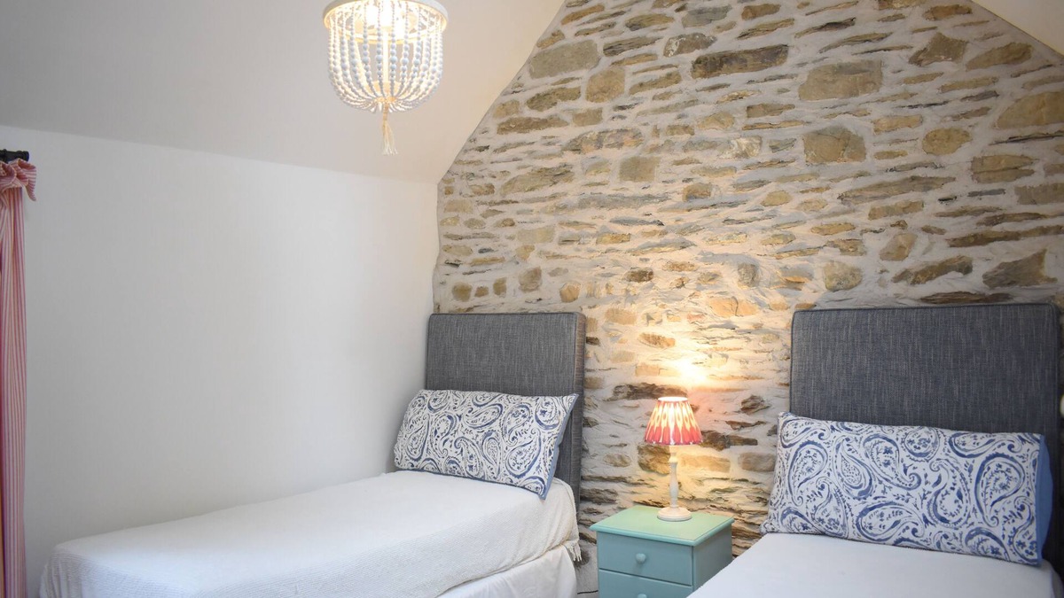 Kinsale House | Restored traditional, old world cottage overlooking the sea in Kinsale