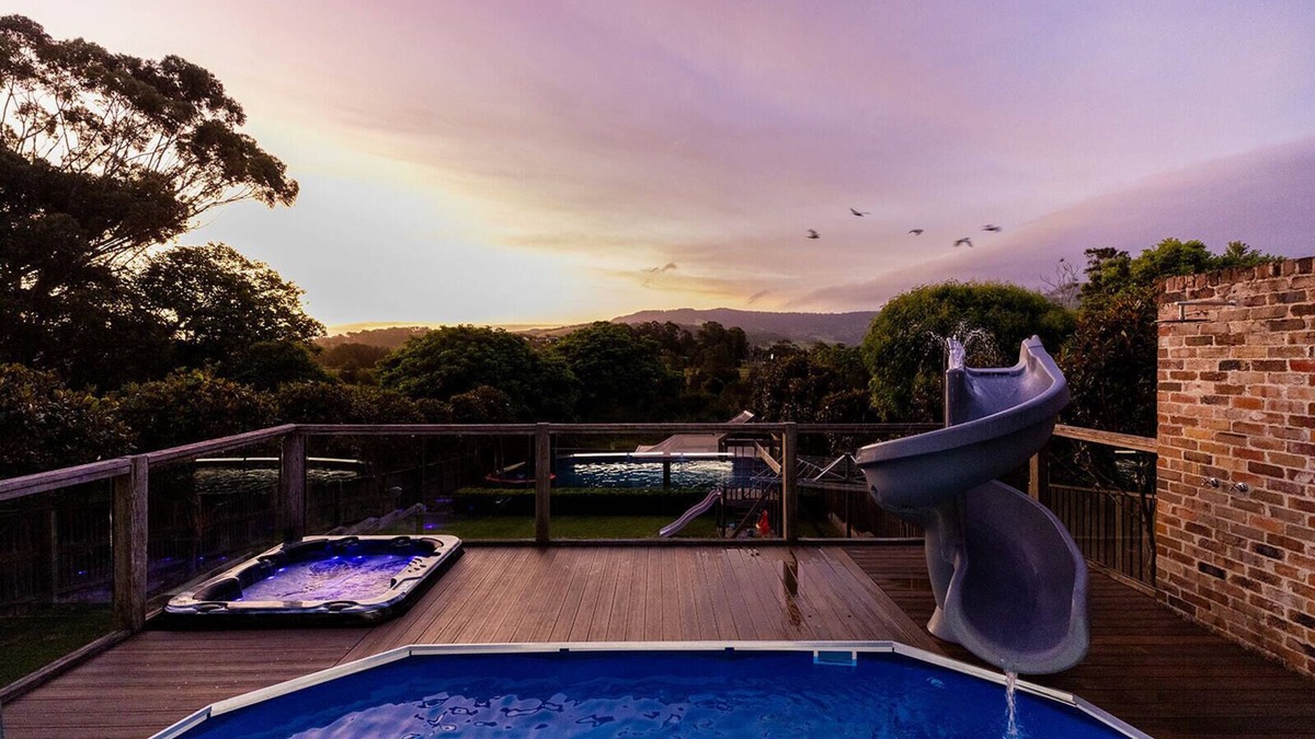 Werri Beach House | Retreat at Renfrew – Entertainers Delight with Spa, Pizza Oven & Sunset Views