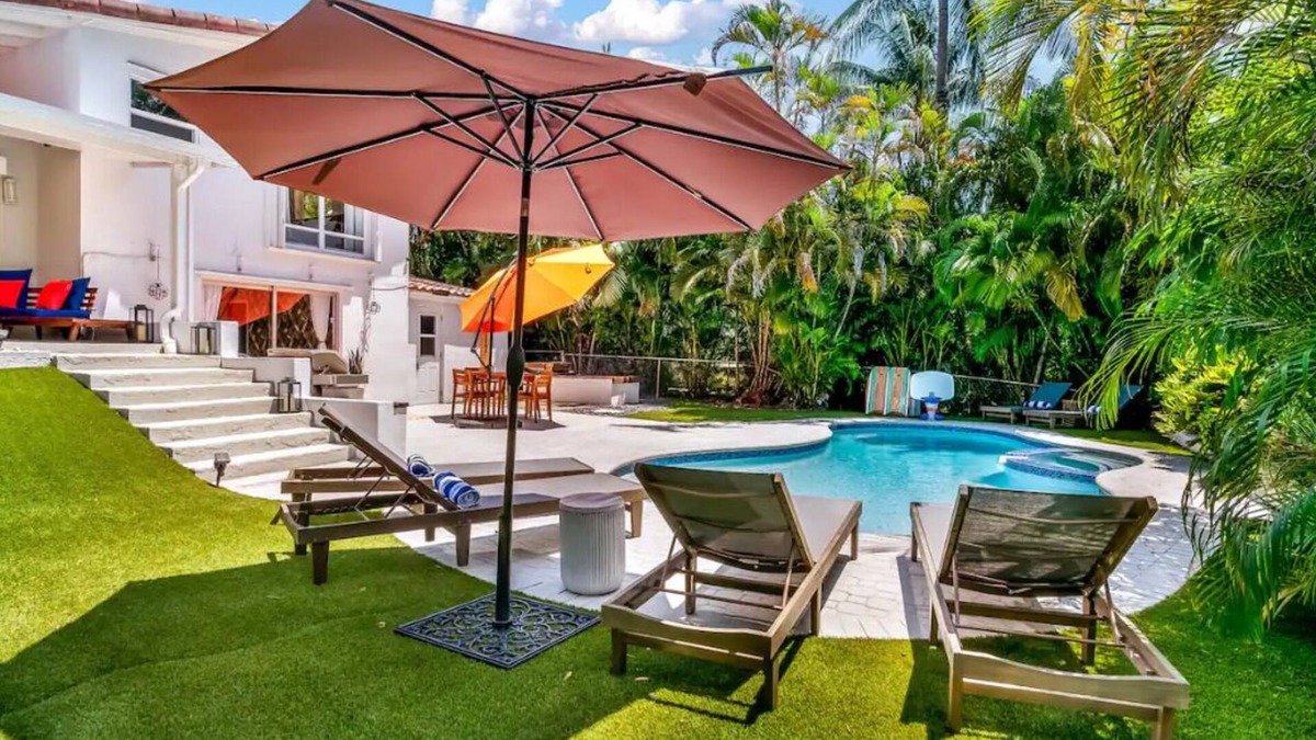 Riverside Park House | Retreat at Sailboat Bend, HEATED Pool, BBQ, 100ft Dock