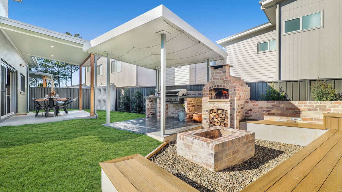 South Nowra House | Retreat at Woodland – Entertainers Delight with Spa, Pizza Oven & Cozy Fire Pit