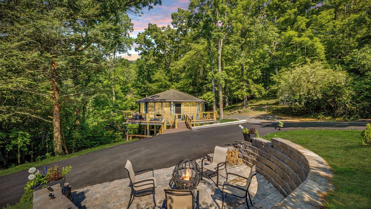 Bristol Ski Chalet | Retreat in Bristol TN close to Bristol Motor Speedway and South Holston Lake