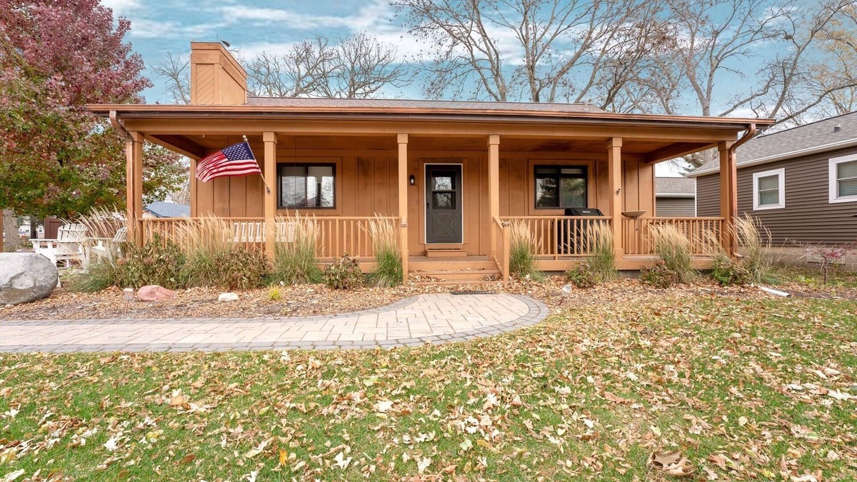 Clear Lake Cabin | Retreat in Clear Lake, Iowa - GARAGE HANGOUT - Half block from Lake!