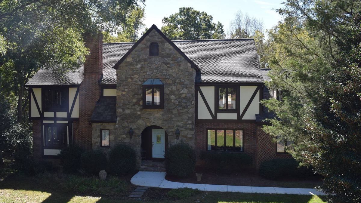 Charlotte House | Retreat in the City - country setting in the city with large private pool