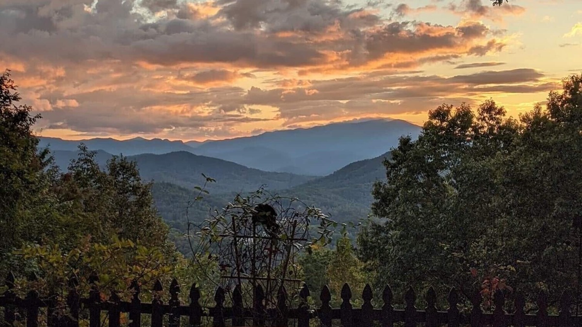 Bryson City Cabin | Retreat in the Sky.For All Those Special Occasions!.