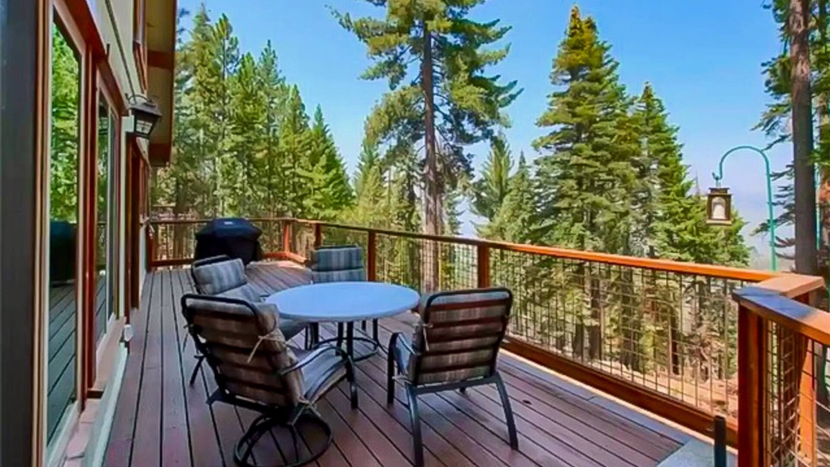 Yosemite West House | Retreat in Yosemite with panorama barrel sauna, fast WiFi, fireplace & EV plug