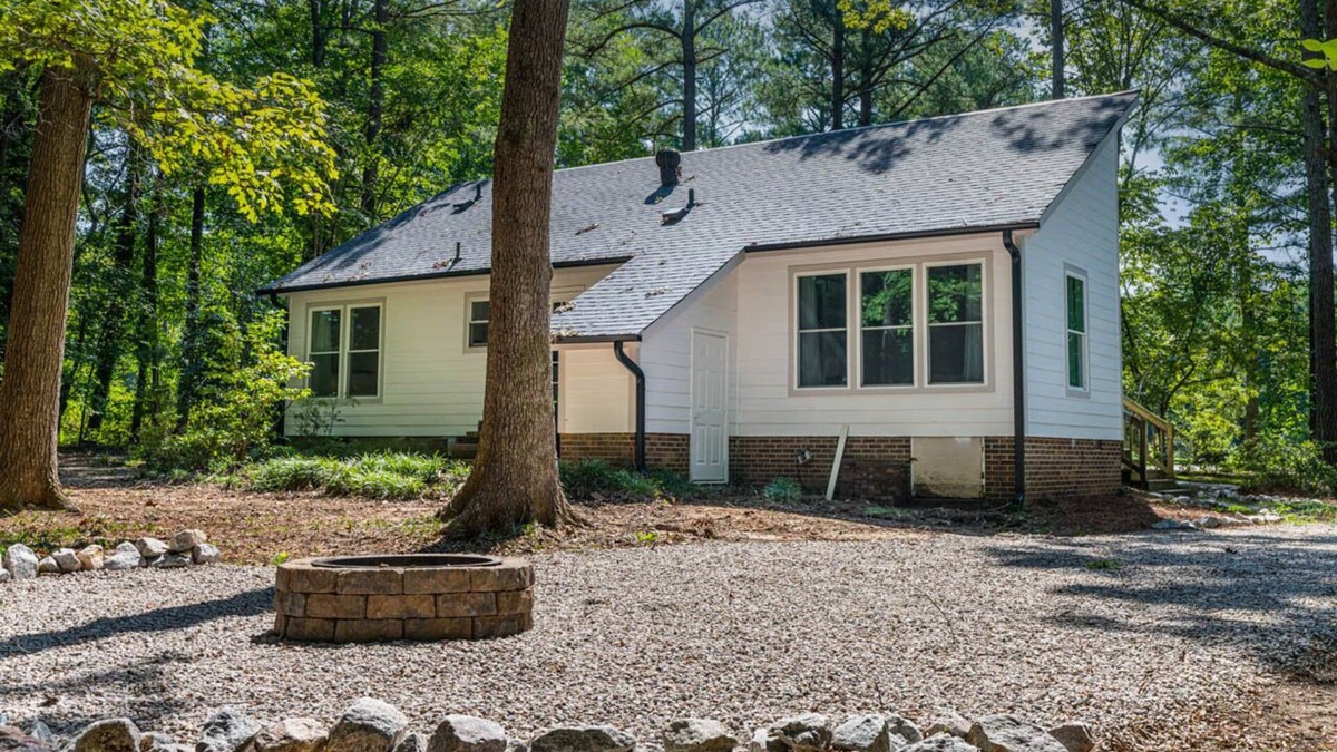 Raleigh House | Retreat to your own Refuge w/towering pines & oaks w/firepit close to everything