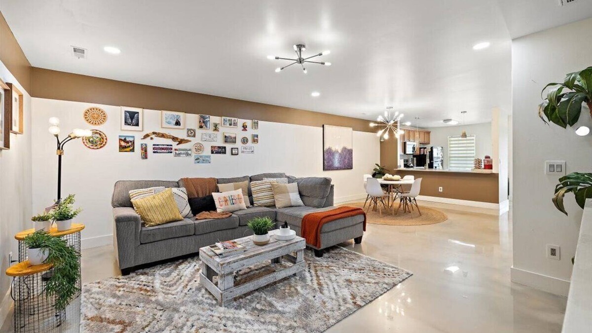 North Charleston House | Retreat Townhome in N. Charleston - 2 Suites/ 15min Airport/25min Downtown