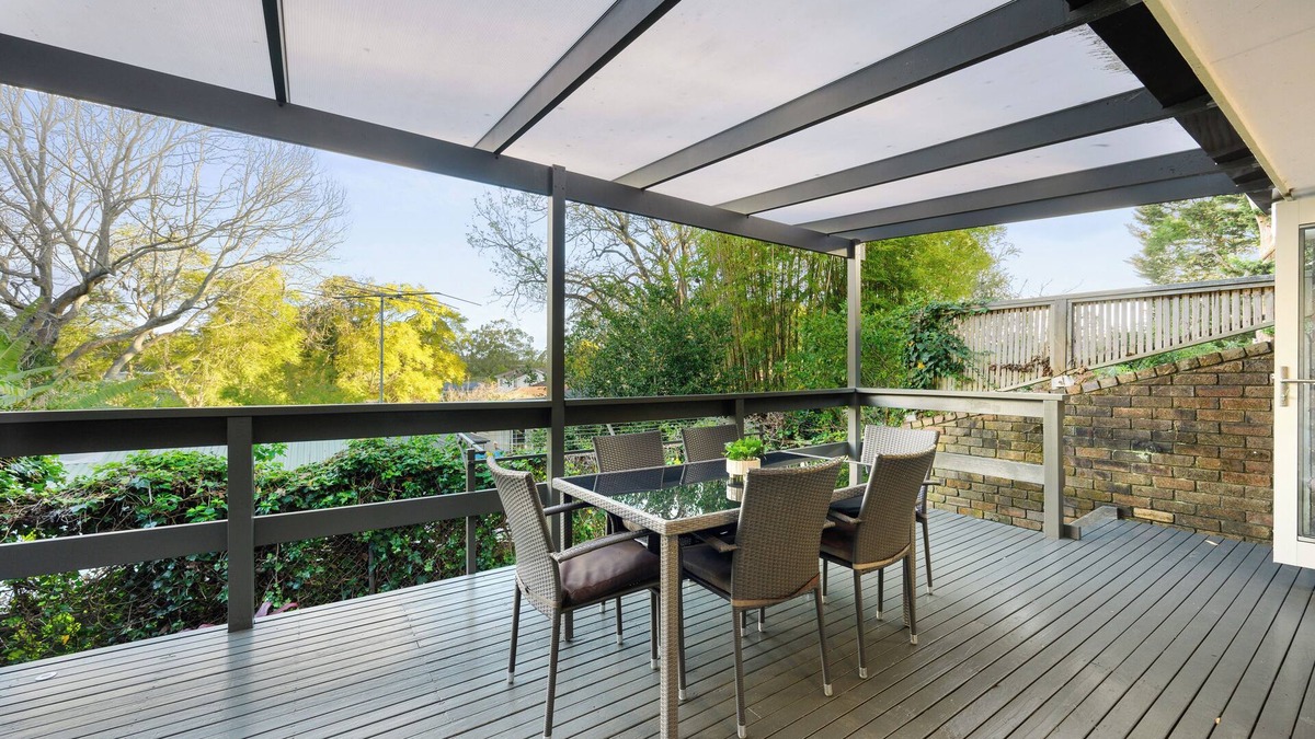 Wahroonga House | Retro brick wall courtyard cottage Walk to train station 6 people