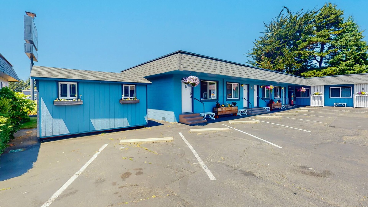 Bandon House | Retro-chic motel near beach with WiFi - walk to downtown shops & eateries