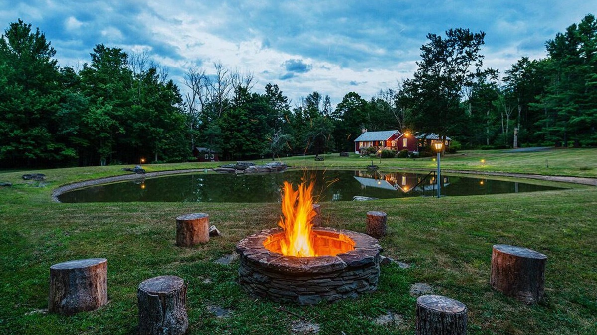 Mountain Dale House | Retro Comfort, Waterside Deck-Life, Warm by Fires, Ramble & Restore