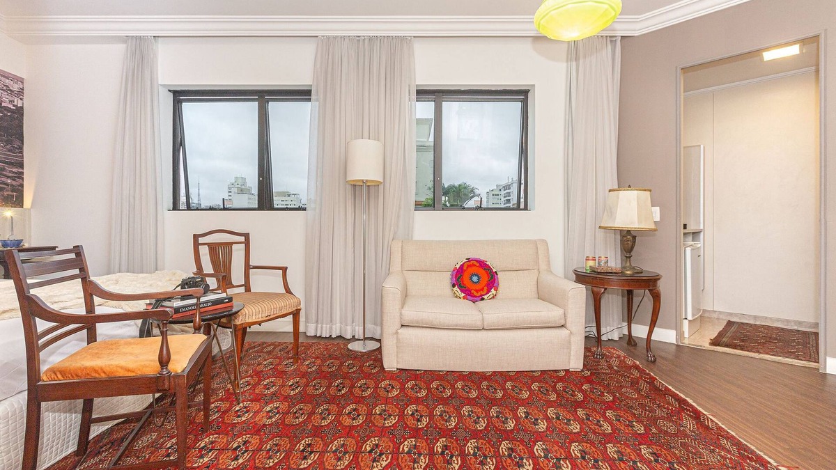 Cerqueira Cesar House | Retro flat unit in the heart of Jardins